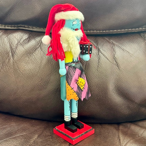 Sally in Santa Hat with Gift Wooden Nutcracker - A Nightmare Before Christmas - Picture 13 of 13